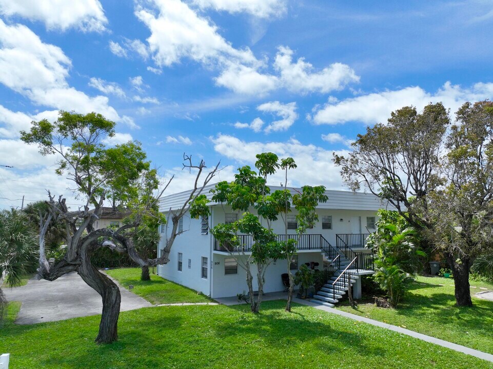 906 Foresteria Dr, Unit 3 in West Palm Beach, FL - Building Photo