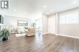 146 Welbourn Dr in Hamilton, ON - Building Photo - Building Photo