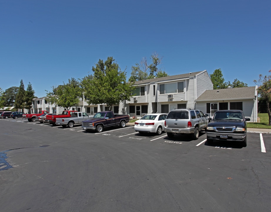 College Manor in Rocklin, CA - Building Photo