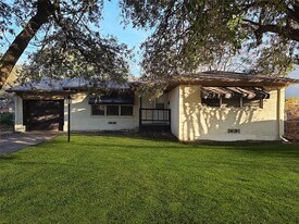 1811 W College St in Sherman, TX - Building Photo