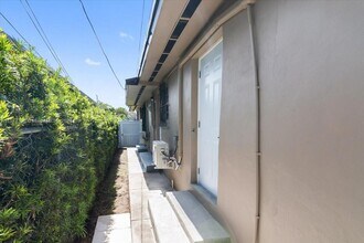 7794 NW 14th Ct, Unit B in Miami, FL - Building Photo - Building Photo