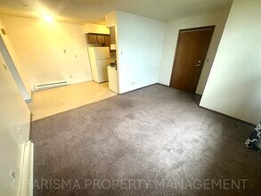 513 N Main Ave, Unit 4 in Garretson, SD - Foto de edificio - Building Photo