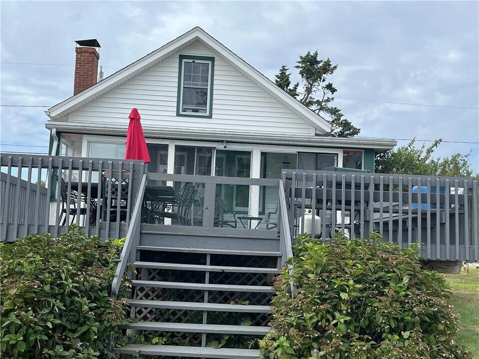 32 Shore Dr in Charlestown, RI - Building Photo