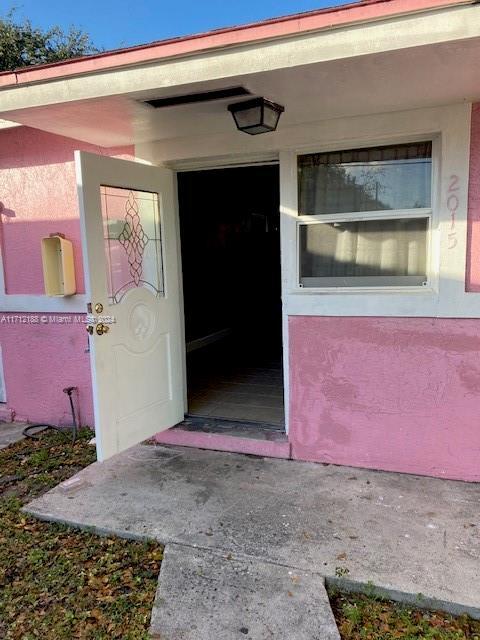 2015 NW 28th St in Oakland Park, FL - Building Photo - Building Photo