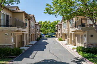 Hampton Village in Sacramento, CA - Building Photo - Building Photo