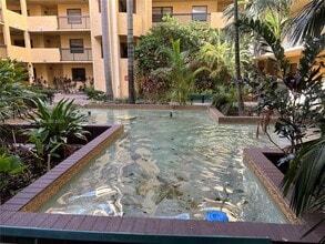 6575 W Oakland Park Blvd in Lauderhill, FL - Foto de edificio - Building Photo