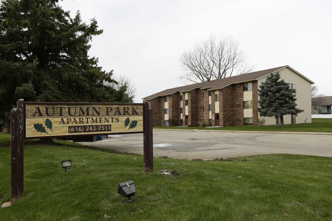 Autumn Park in Wyoming, MI - Building Photo