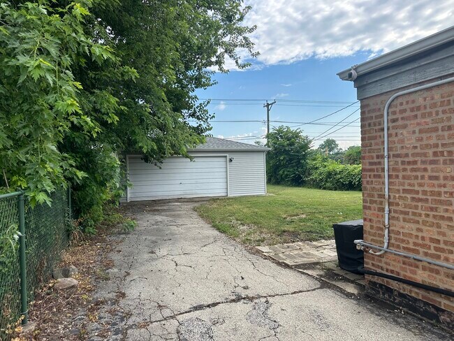 9515 Nerbonne Ave in Franklin Park, IL - Building Photo - Building Photo