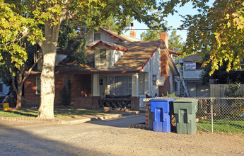 1091 Frienza Ave in Sacramento, CA - Foto de edificio - Building Photo