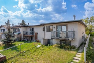 1403 44 St SE in Calgary, AB - Building Photo