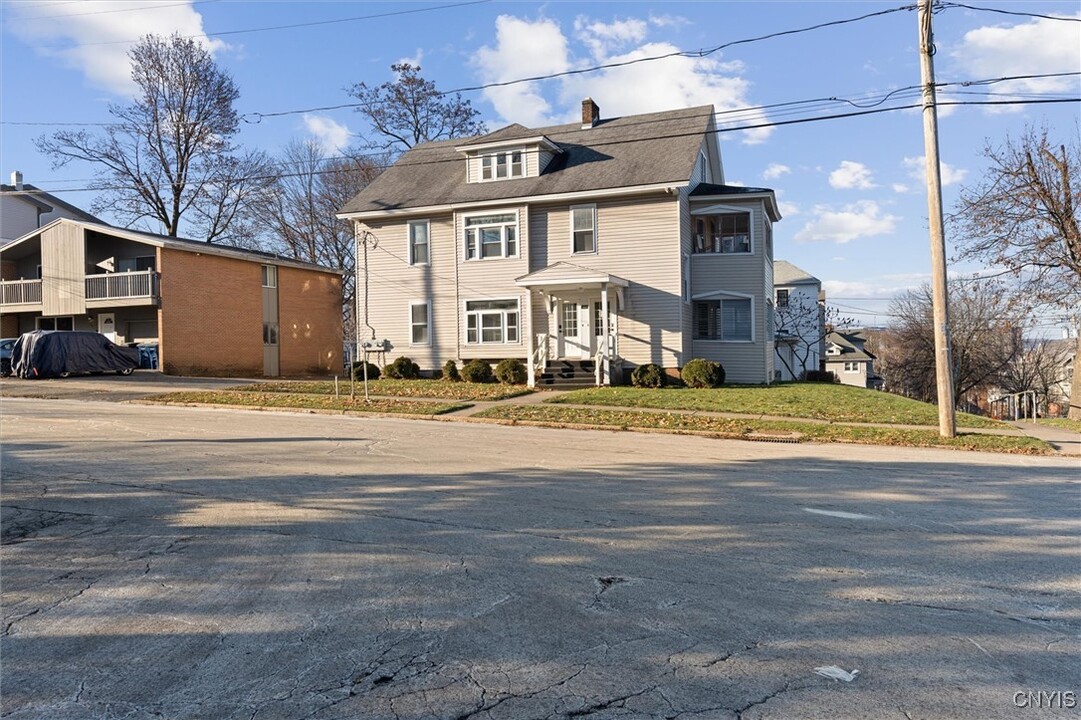 202 Ostrom Ave in Syracuse, NY - Building Photo