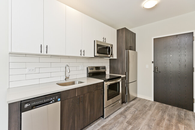 6150 N Broadway-Unit -202 in Chicago, IL - Building Photo - Building Photo