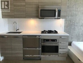 224 King St W in Toronto, ON - Building Photo - Building Photo