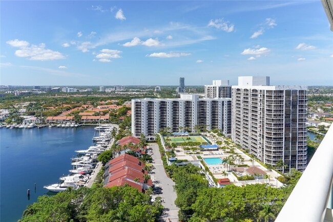 21205 NE 37th Ave in Aventura, FL - Foto de edificio - Building Photo