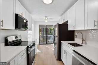 8740 Roswell Rd in Sandy Springs, GA - Building Photo - Building Photo