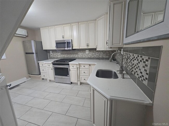 19 Cardinal Ln in East Islip, NY - Building Photo - Building Photo