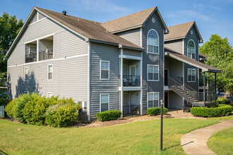 Oak Hollow Apartments in Southaven, MS - Foto de edificio - Building Photo