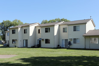 Victoria Townhomes in Brooklyn Center, MN - Building Photo - Building Photo