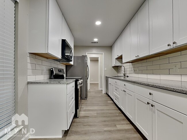 901 Stonybrook Dr in Lewisville, TX - Building Photo - Building Photo