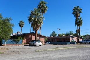 Twin Palms Apartments in Tucson, AZ - Building Photo