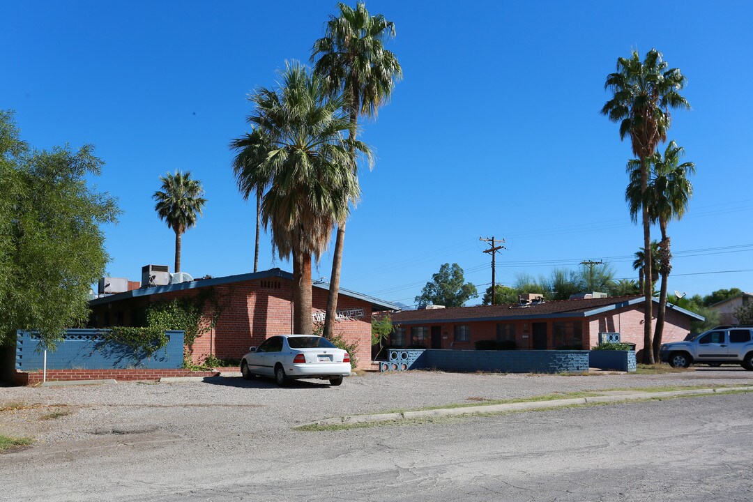 Twin Palms Apartments in Tucson, AZ - Building Photo