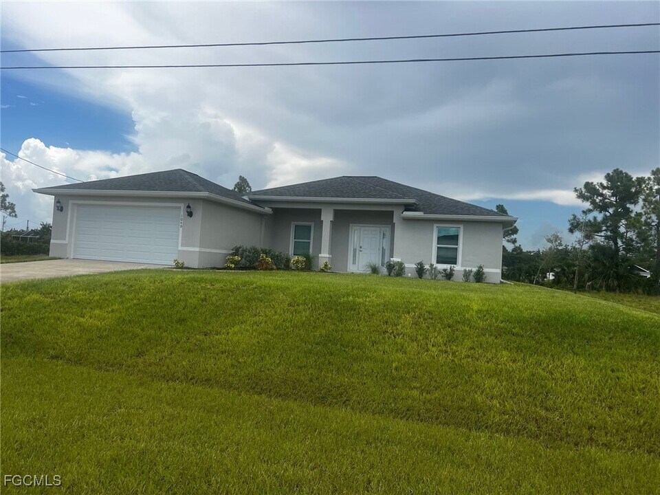 1049 NE 44th St in Cape Coral, FL - Building Photo