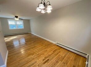 144 E Main St in Clinton, CT - Building Photo - Building Photo