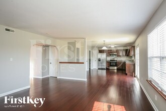 8085 Lawrence Woods Blvd in Indianapolis, IN - Foto de edificio - Building Photo