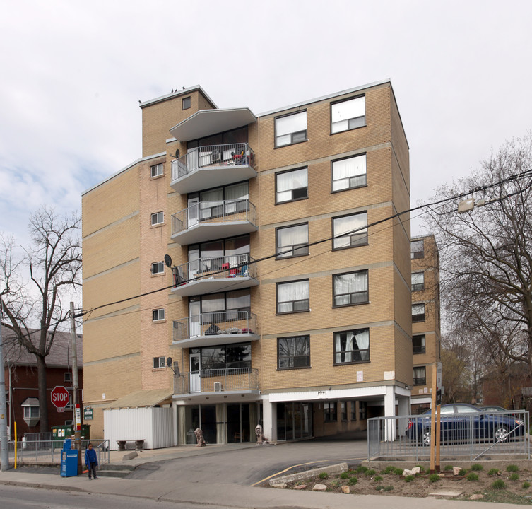 Churchill Towers in Toronto, ON - Building Photo