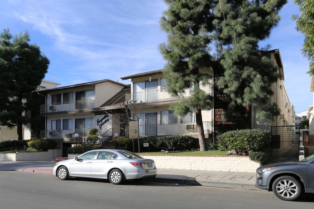 Jacqueline Gardens Apartments in Encino, CA - Building Photo