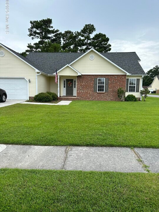 100 Baldwin Ct in Jacksonville, NC - Building Photo
