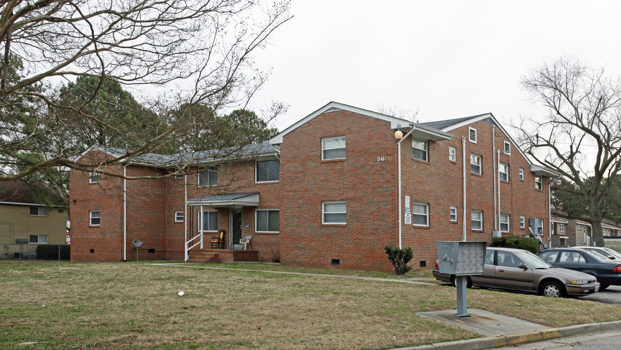 Raylaine Manor Apartments in Portsmouth, VA - Building Photo