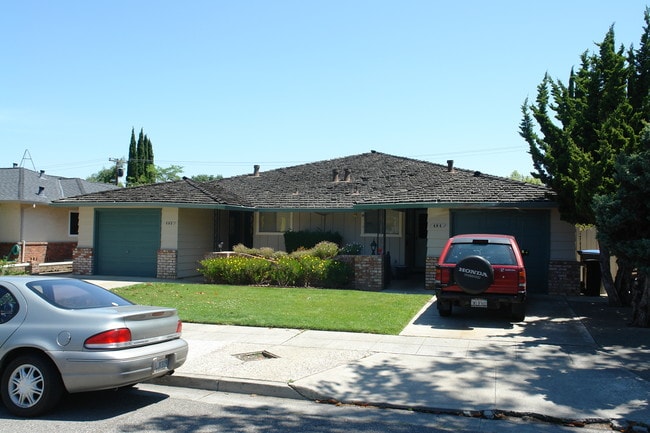 492-494 Northlake Dr in San Jose, CA - Foto de edificio - Building Photo