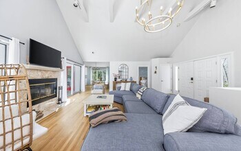 12 Douglas Ct in Hampton Bays, NY - Building Photo - Building Photo