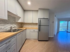 2083 NE Collins Cir in Jensen Beach, FL - Building Photo - Building Photo