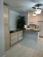 2020 Lee Dr in Valrico, FL - Foto de edificio - Building Photo