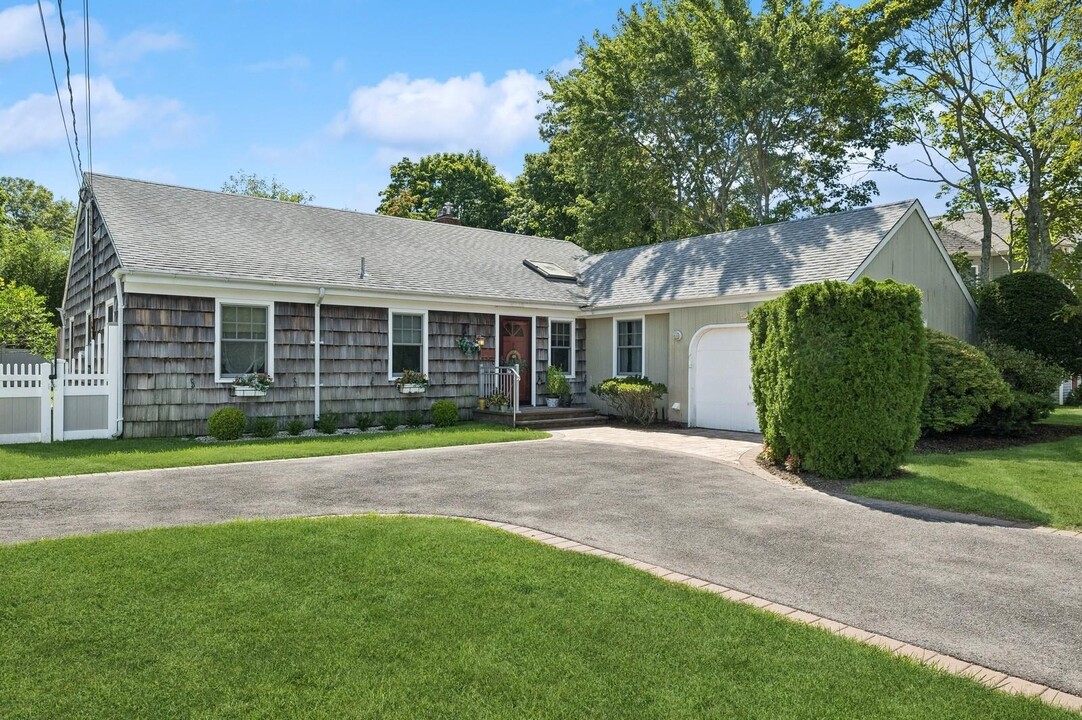 7 Linda Ln in Hampton Bays, NY - Building Photo