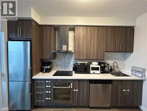 2087 Fairview St in Burlington, ON - Building Photo - Building Photo