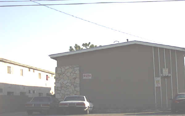 16020 Vanowen St in Van Nuys, CA - Building Photo