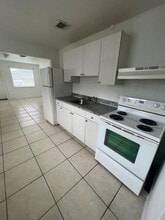 4998 Kirk Rd in Lake Worth Beach, FL - Foto de edificio - Building Photo