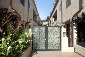 Vista Paradiso in Studio City, CA - Building Photo - Building Photo