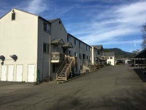 Laurelwood in Myrtle Creek, OR - Building Photo - Building Photo