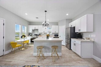 8138 Bassett St in Houston, TX - Foto de edificio - Building Photo