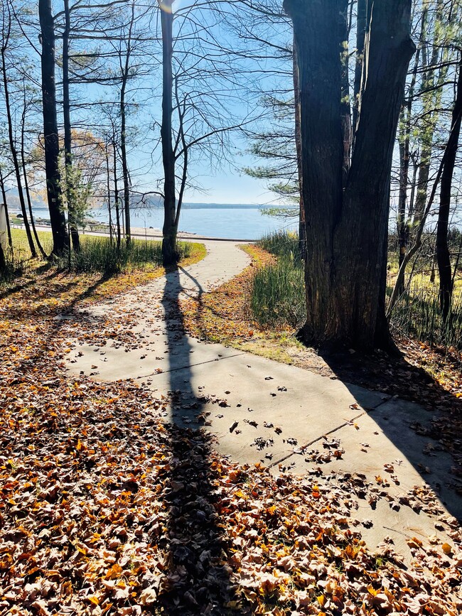 Oak Shore Commons in Williamsburg, MI - Foto de edificio - Building Photo