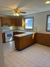 371 Bucks Hl Rd in Waterbury, CT - Foto de edificio - Building Photo