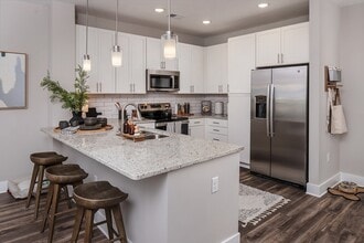 Abberly Alston Apartment Homes in Cary, NC - Foto de edificio - Building Photo