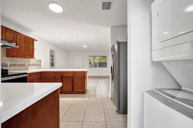 30 SW 8th St in Hallandale Beach, FL - Building Photo - Building Photo