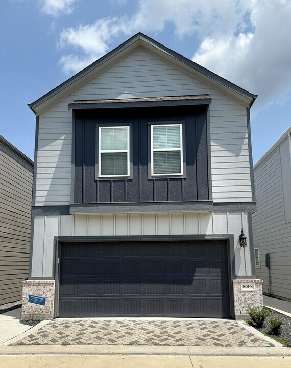 8408 Rising Stream Dr in Houston, TX - Building Photo