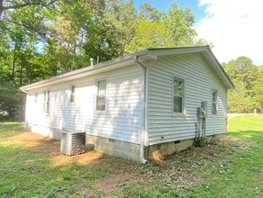10671 Buggs Island Rd in Baskerville, VA - Building Photo - Building Photo