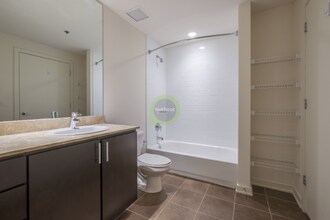 161 W Carroll Ave in Chicago, IL - Building Photo - Building Photo